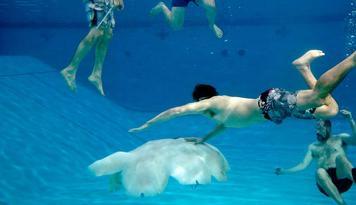 Huge Jellyfish Robot Is an Underwater Spy