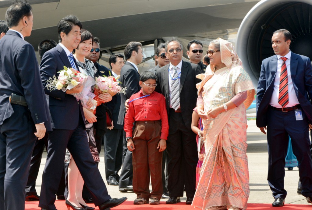 Japanese PM accorded red carpet reception