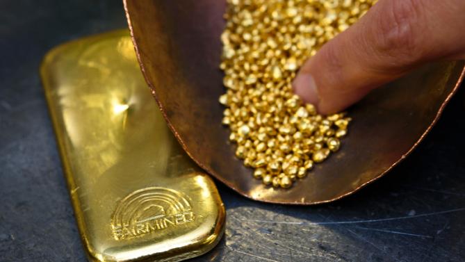 Gold sinks to five-year low as Fed rate hike looms